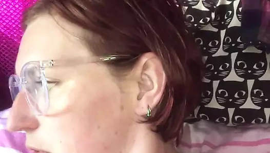 HAYRAN ISTEĞI! Klitorisimi parmaklamadan önce sıkı deliğimi görebilmek için amımı ayırıyor ve altın nektarı serbest bırakıyor