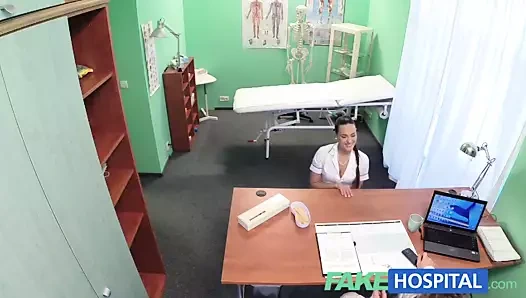 Fakehospital seksi yeni hemşire yeni patronu için çalışmayı seviyor