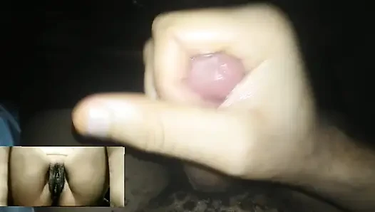 Uzun yaraklı 18 yaşındaki oğlan bir kızla görüntülü görüşme yapıyor