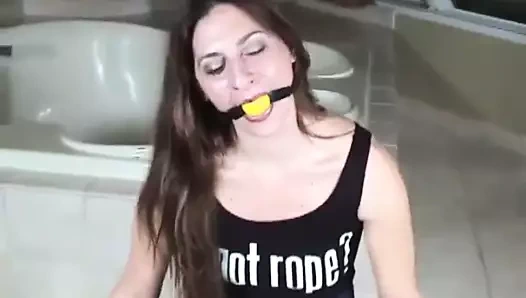 Bağlı ve çaresiz olduğunda onunla alay etmeyi seviyorum