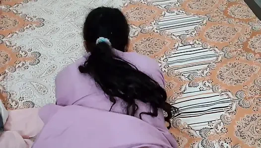 Hintli evli kadın evde yokken kocasını aldatıyor