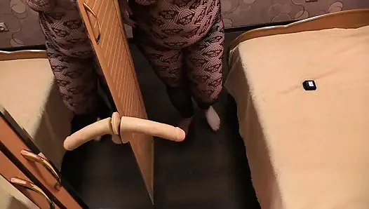 Aynanın yanında kanser. Olgun milf büyük popo, büyük göğüsler sallar.