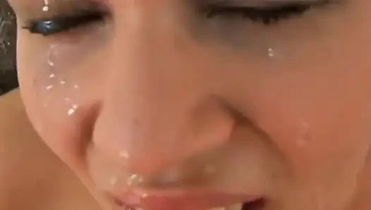Azgın sürtük geniş açıyor ve sert yarağı sıcak ıslak ağzına alıyor