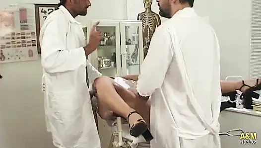 Bu klinikte iki şehvetli doktor var.