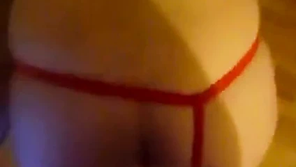 sans lui enlever son string rouge