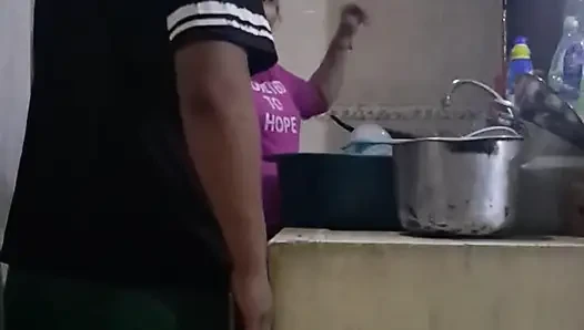 Çalışan kirli bulaşıkları yıkarken sikişiyor ve emiyor