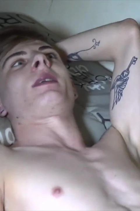 2187 Fransız twink xxl latin yarakla korunmasız sikiliyor