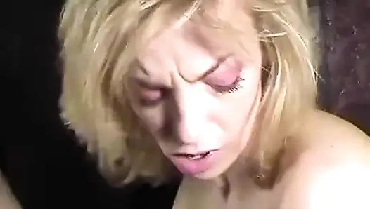 Seksi sarışın barmen ağzına boşaltıyor