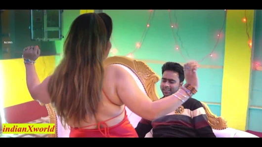 Ofis patronu güzel kız arkadaşımı sikiyor! Hintli patron seks