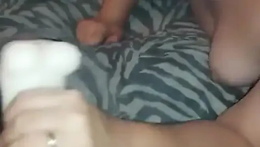 Özel ikramım için babamı okşuyor