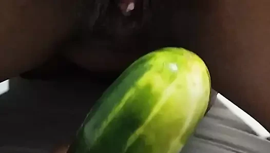 Küçük amcığın içinde büyük kalın salatalık.