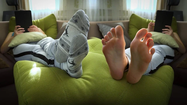 Ateşli kız seksi ayaklarını azdırıyor gerçek amatör ev yapımı