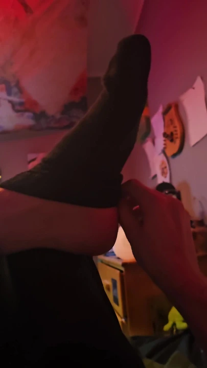 Ateşli çoraplarımı soyunuyor