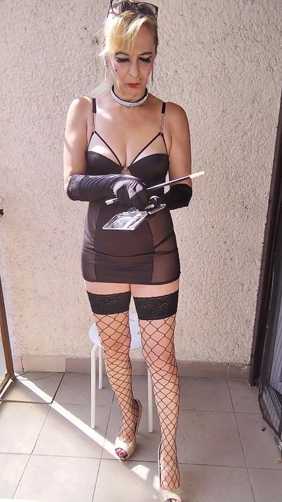 Adri Dohanyzas sigara içen ateşli orta yaşlı seksi kadın