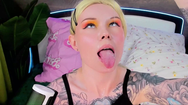 ahlaksız bir kız öğrencinin yüzünde