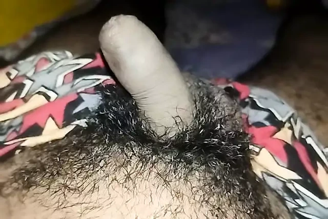 Solo oğlan yarak ustalık yaptıktan sonra gösteriyor