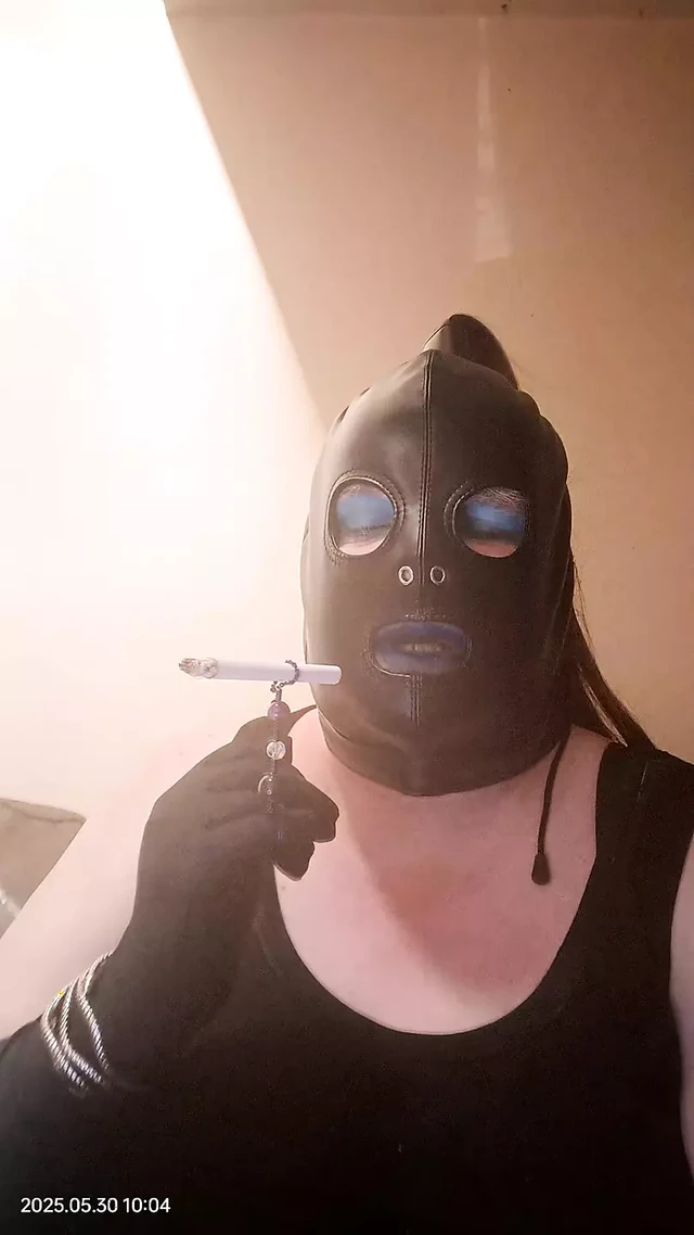 Толстушка тв курит сигарету, используя держатель кольца и говорит грязно