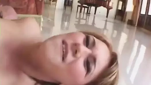 Büyük götlü esmer Savanna büyük siyah yarağa biniyor.