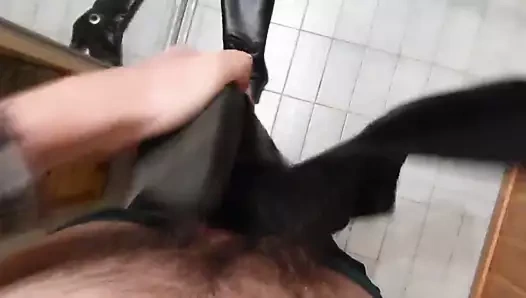 Cum içinde hanımları deri çizmeler