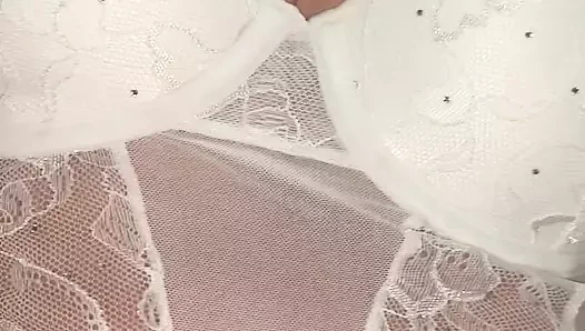 Beyaz kıyafetli ve yüksek topuklu karımın yakın çekim oyuncakla sikilmeden önce oynamaya başlıyor ve her yere fışkırtıyor