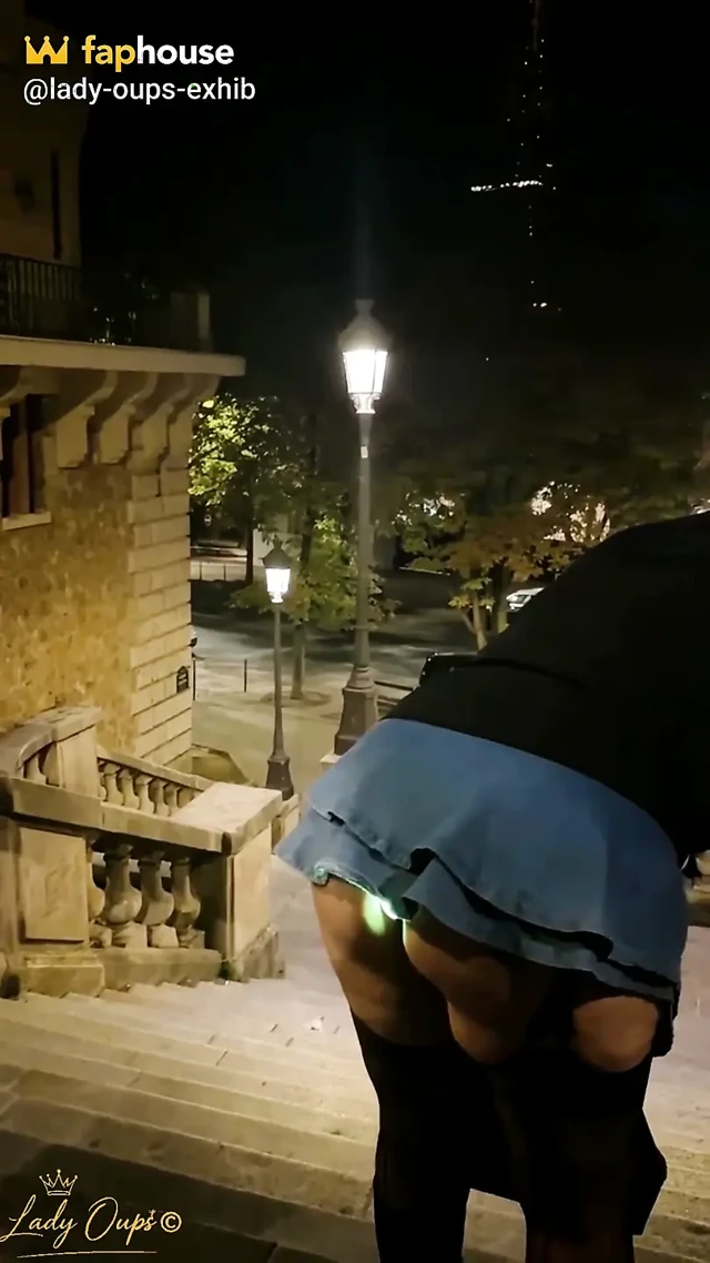 Paris'te Mikro Etekle Anal Tıkaçla Geziyorum Eyfel Kulesi'nin Önünde.