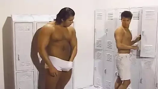 Azgın eşcinsel arkadaşlar soyunma odasında sikişiyor