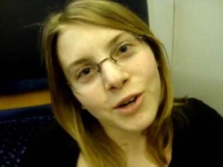 Chunky Alman sarışın bayan wanking üzerinde bir train