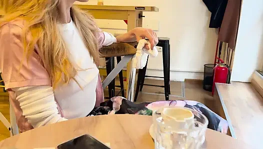 Extremamente sexy blusa branca expondo meus grandes mamilos perfurados duros em uma cafeteria