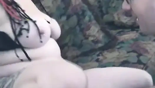 İri göğüslü dövmeli iri güzel kadın yarağa biniyor ve sonra boşalıyor