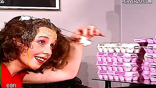 İki arkadaş kendilerini yumurtayla kapatıyorlar