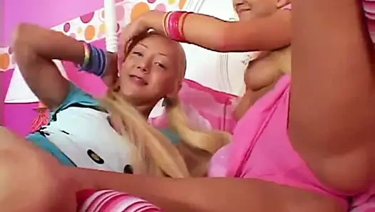 sarışın minyon lezbiyenler almak ıslak birlikte