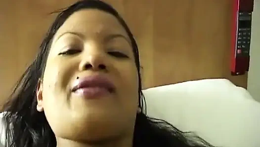 Geyşa, güzel asyalı mestizo film çekme gününden sonra otelde rahatlıyor