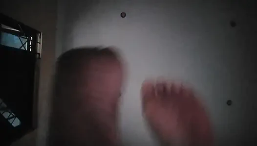 Sevimli ateşli kız 18+ tüm varlıklarınız karşılığında temiz yalamak için pis ayaklarıyla sizi kutsar.