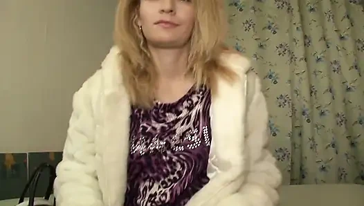 Sıska sürtük ıslak amına dokunmayı seviyor