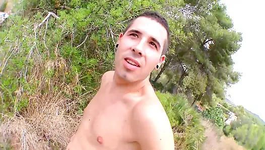 Çarpıcı iki genç kız açık havada götten sikiliyor