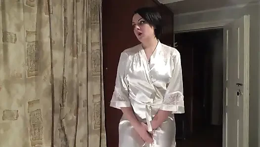 İpek beyaz cüppeli seksi ev hanımı uzun süre işiyor ve bardağa işiyor