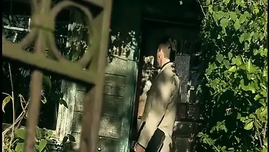 Salacious orta yaşlı seksi kadın yakın çekimde şiddetli bir sikişe katlanıyor