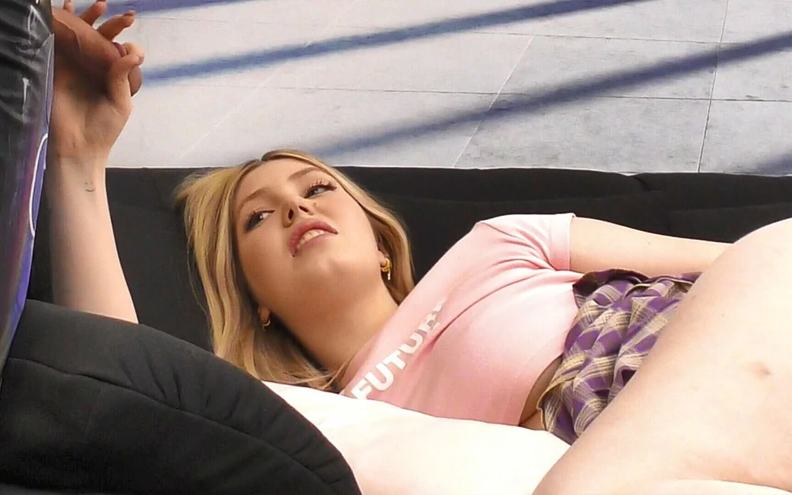 Удивительно красивая горячая тугая киска, фигуристая грудастая блондинка с большими сиськами доит предэяку от большого члена