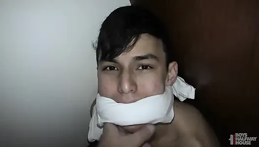 Sadece 18 ve şimdiden boşalıyor