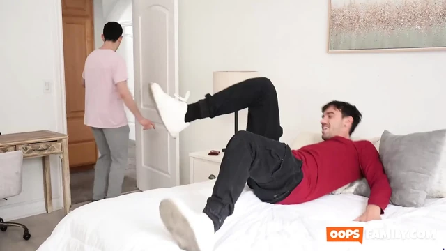 : Lola Fae'nin devam eden finansal mücadeleleri pornografik videoların bir zulasını bulunca dibine kadar alıyor!