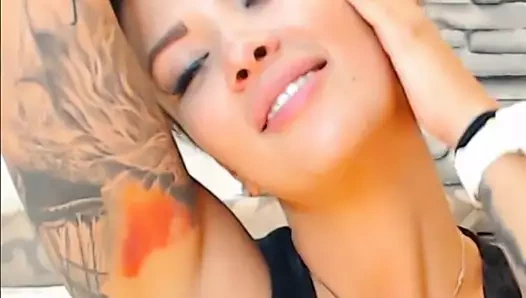 Güzel kadının web kamerası gösterisi