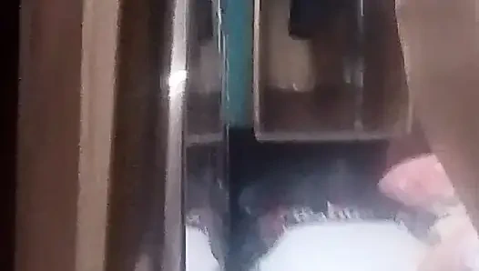 Karımı düzenli olarak sikiyorum ve çok mutlu olduğumuzu istiyor