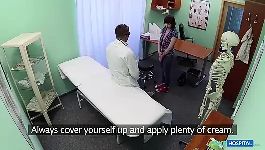 Fake hospital - doktor hastanın depresyonu iyileştirmek için ağır bir doz oral seks reçete ediyor