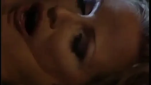 Siyah çizmeli çarpıcı sarışın harika bir sakso çekiyor ve sikiliyor