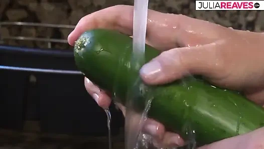 Brenda götü de dahil olmak üzere büyük oyuncaklar ve alışveriş malzemeleriyle mutfakta mastürbasyon yapıyor