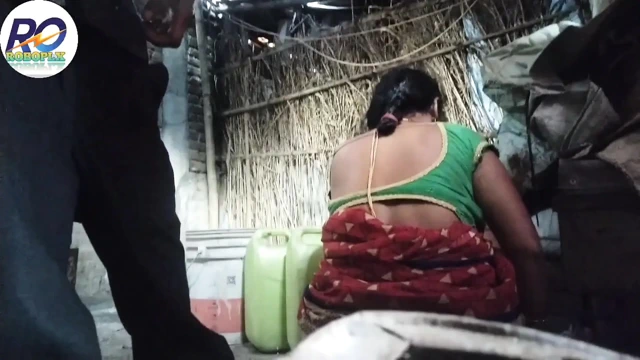 Hintli köylü yaşlı kulübede üvey erkek kardeşi ve karısıyla domaltarak seks yapıyor