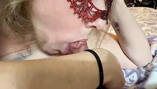 Amatör evli kadın sakso çekiyor, ağzına boşalıyor ve bakış açısıyla yutuyor