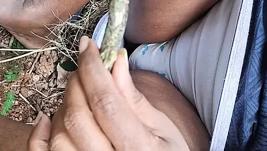 Asyalı hizmetçi açık havada hd video