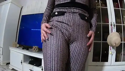 Sıkı tulum, tüylü çizmeler ve döl yalayan bir sonla dağınık gırtlağına kadar alma