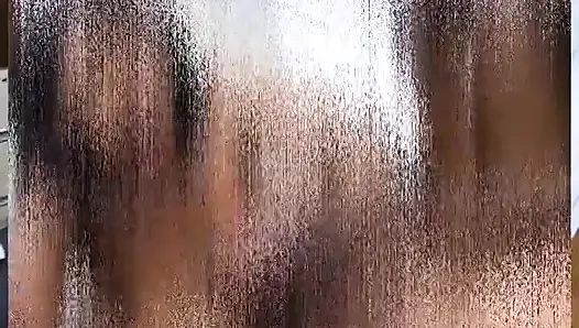 Zenci gençler beyaz sert yarağa emme becerilerini gösteriyor